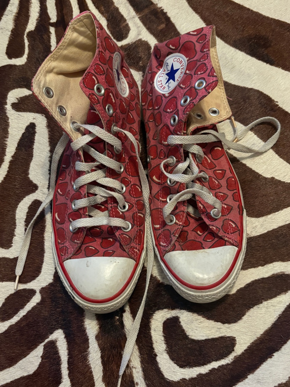 Limited edition Valentine’s Day converse - Picture 3 of 4